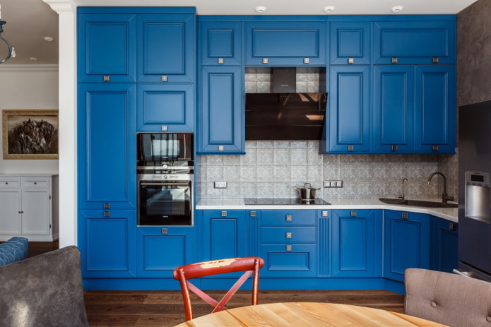 cozinha em tons de azul em estilo neoclássico