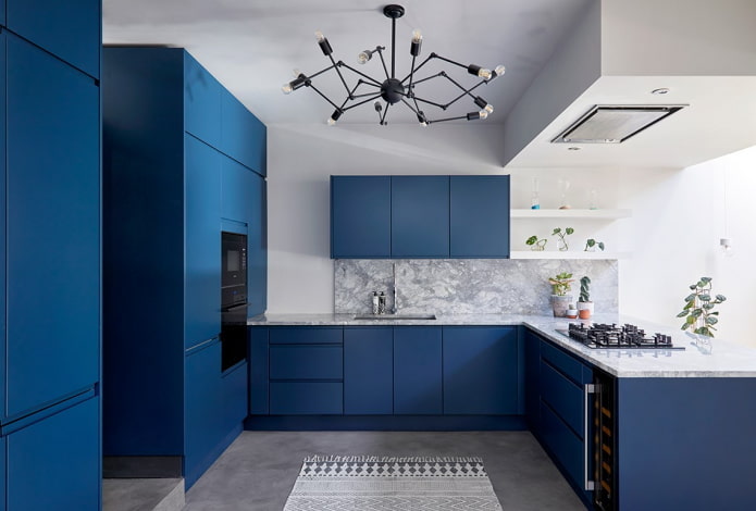 interior da cozinha em tons de azul