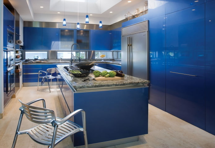 interior da cozinha em tons de azul
