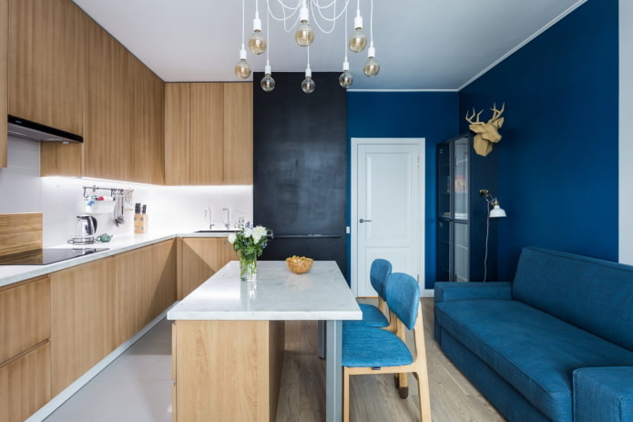 área de jantar no interior da cozinha em tons de azul
