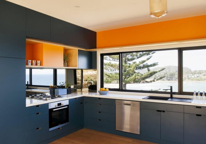 interior da cozinha em tons de azul com detalhes brilhantes