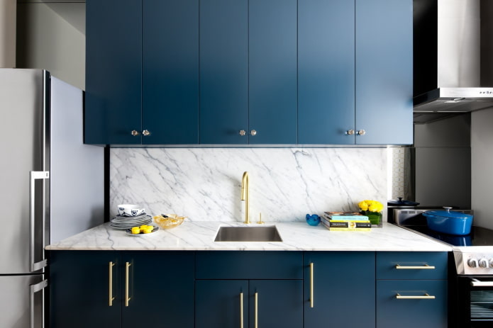 área de trabalho no interior da cozinha em tons de azul