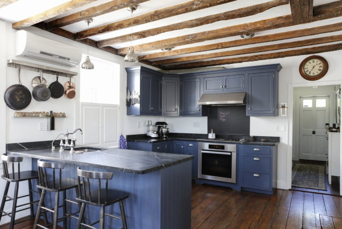 área de trabalho no interior da cozinha em tons de azul