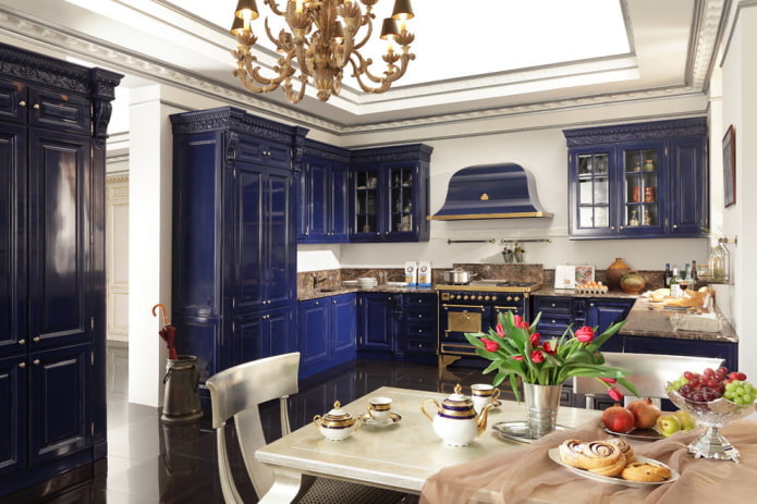 cozinha em tons de azul em estilo clássico