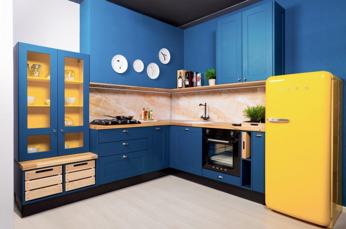 interior de cozinha em tons de azul com detalhes brilhantes