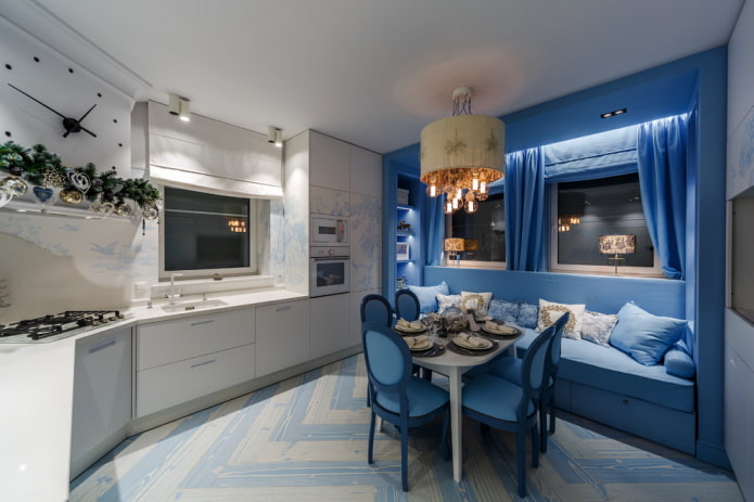 área de jantar no interior da cozinha em tons de azul