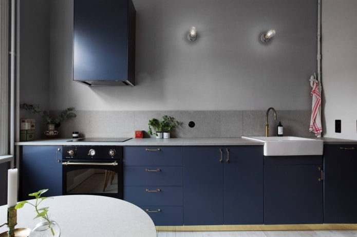 interior da cozinha em tons de cinza e azul