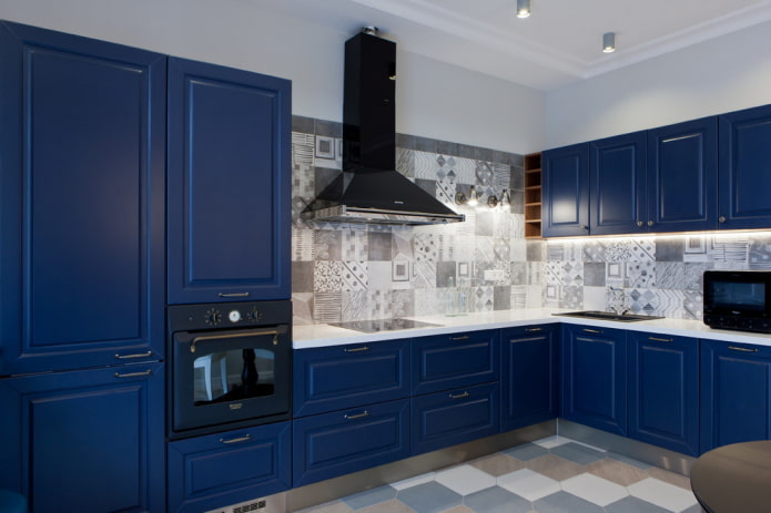 interior da cozinha em tons de azul