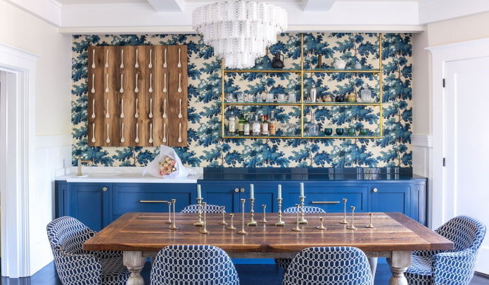 papel de parede no interior da cozinha em tons de azul