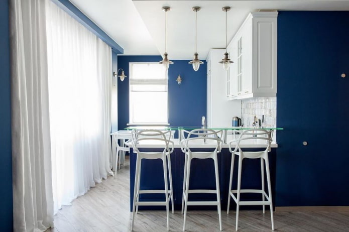 têxteis no interior da cozinha em tons de azul
