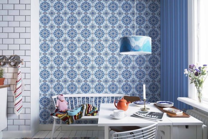 papel de parede no interior da cozinha em tons de azul