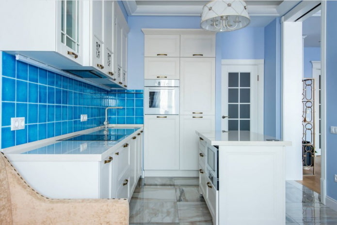 interior da cozinha em tons de azul e azul claro