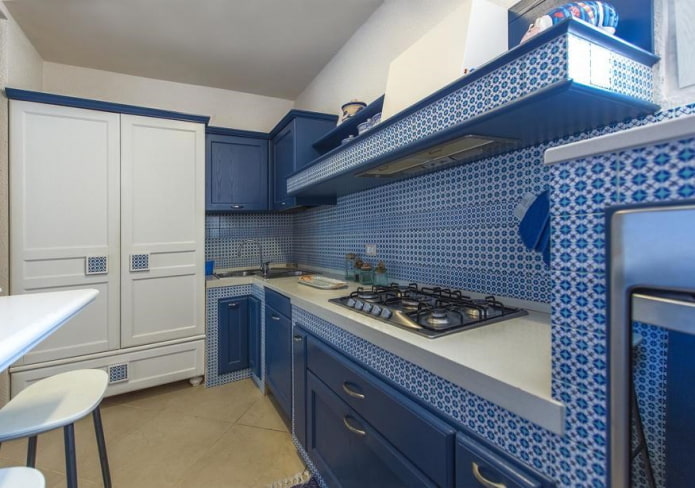 sistemas de armazenamento no interior da cozinha em tons de azul