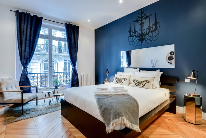 Quarto com móveis marrons