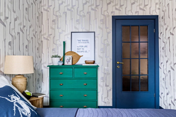 Cômoda verde e porta azul