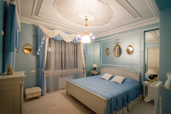 Quarto clássico com luz dourada