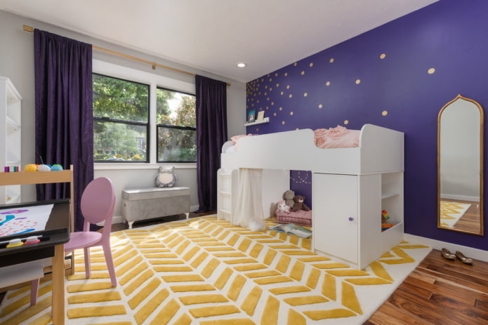 Quarto de bebê roxo e amarelo
