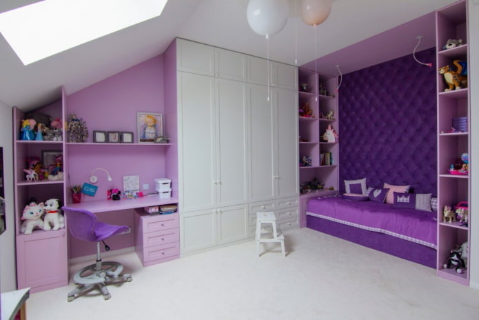 quarto infantil branco e roxo