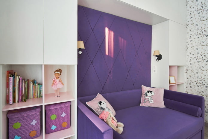 Quarto de bebê roxo e branco