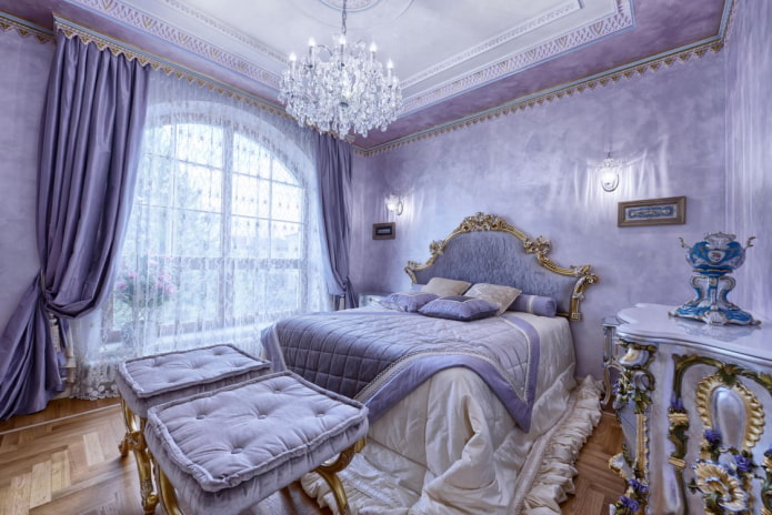 cortinas lilases no quarto em estilo clássico