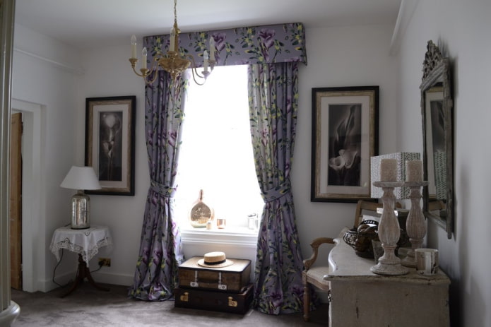 cortinas lilás escuro com padrão floral