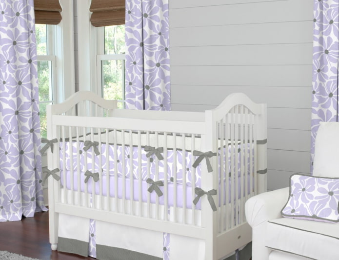 cortinas com uma combinação de lilás e branco