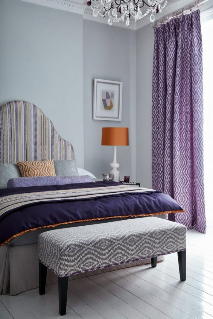 cortinas lilás com estampa geométrica