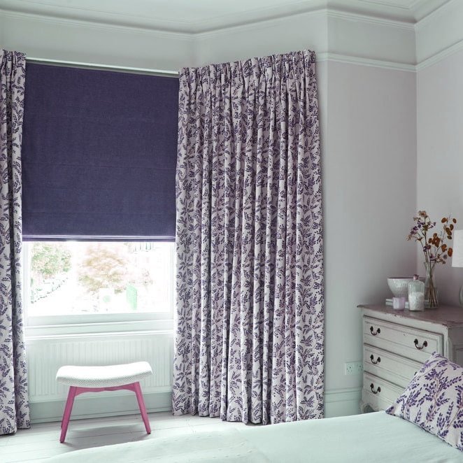 cortinas lilás escuro no interior