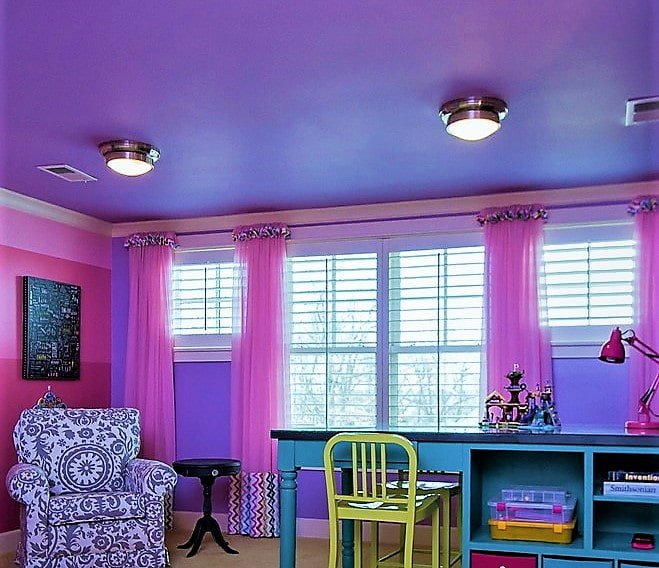 paredes rosa combinadas com um teto roxo