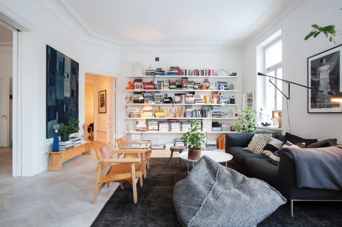 Biblioteca em um quarto escandinavo