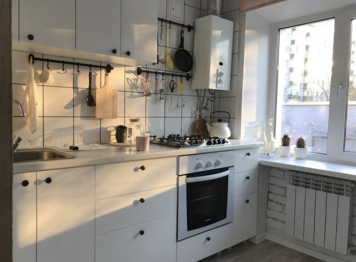 cozinha branca com caldeira