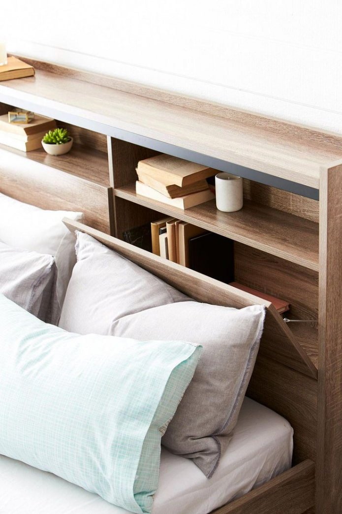 Espaço de armazenamento oculto na cama