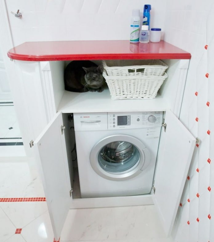 Máquina de lavar em um armário