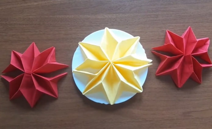 Guardanapo em forma de estrela de oito pontas