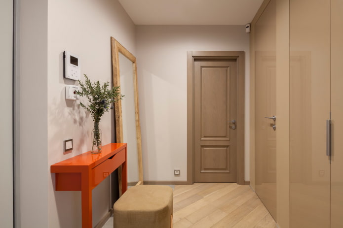 portas e piso monocromáticos no interior