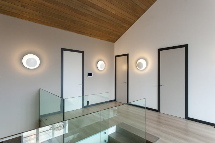 combinação da cor da porta com o piso na escada