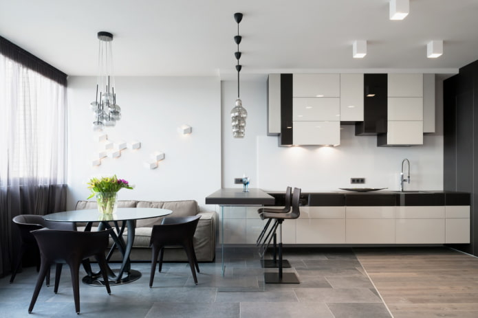 uma combinação de laminado e azulejos no interior da cozinha
