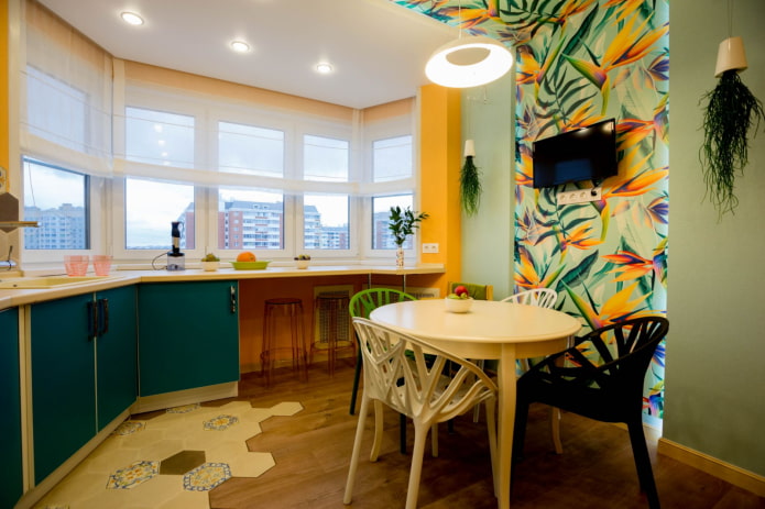 uma combinação de laminado e azulejos no interior da cozinha