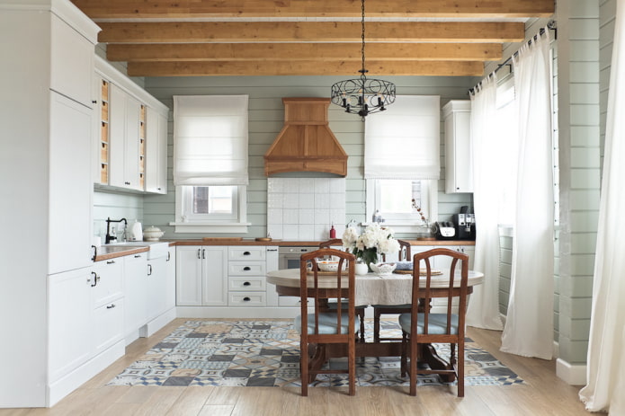 uma combinação de laminado e azulejos em um estilo campestre