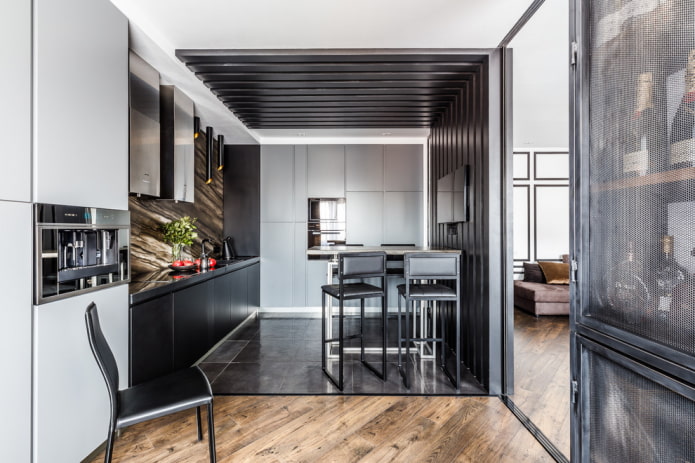 uma combinação de laminado e azulejos no interior