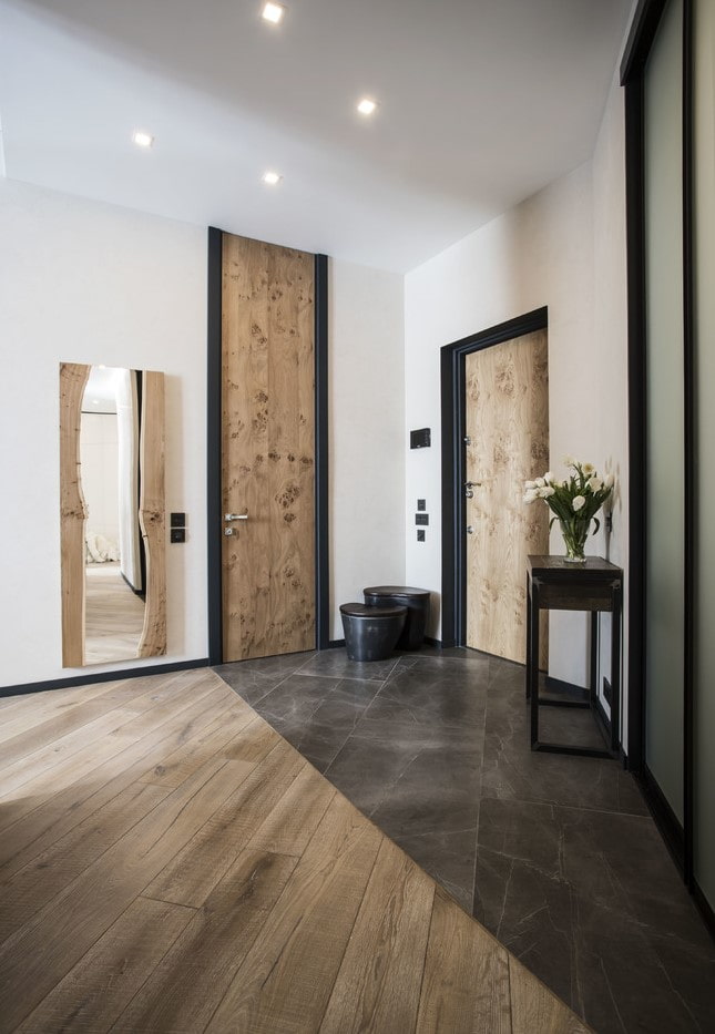 uma combinação de laminado e ladrilhos no interior do corredor