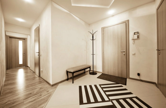 uma combinação de laminado e azulejos no interior do corredor
