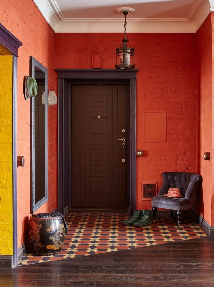 uma combinação de laminado e ladrilhos no interior do corredor