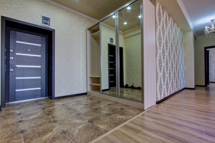 uma combinação de laminado e azulejos no interior do corredor