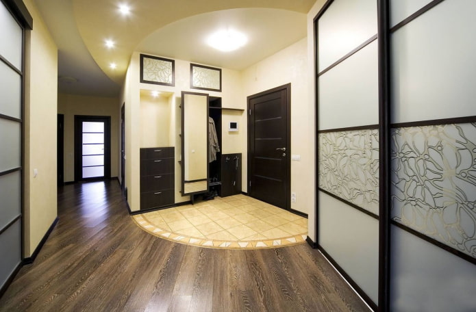 uma combinação de laminado e azulejos no interior do corredor