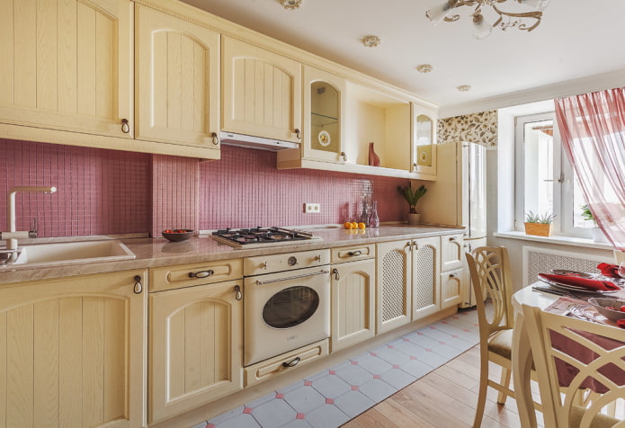 uma combinação de laminado e azulejos no interior da cozinha