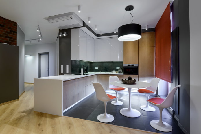 uma combinação de laminado e azulejos no interior