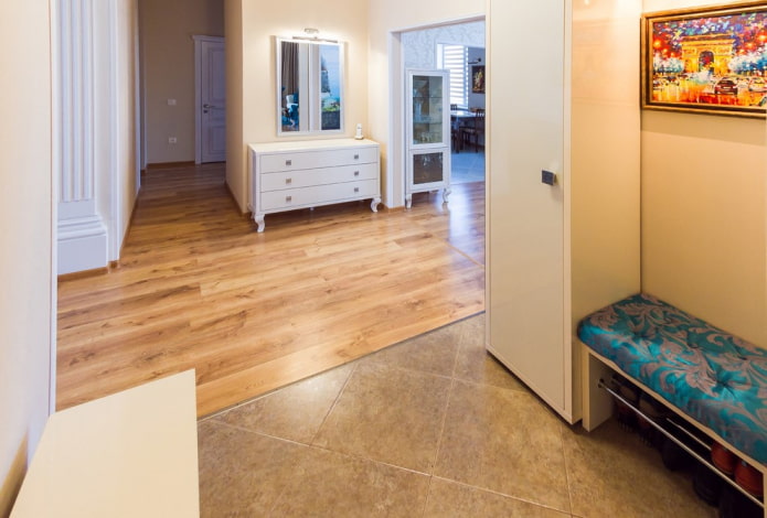 combinação de laminado e azulejos no interior