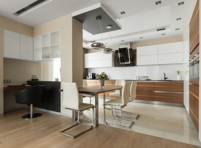 uma combinação de laminado e azulejos no interior