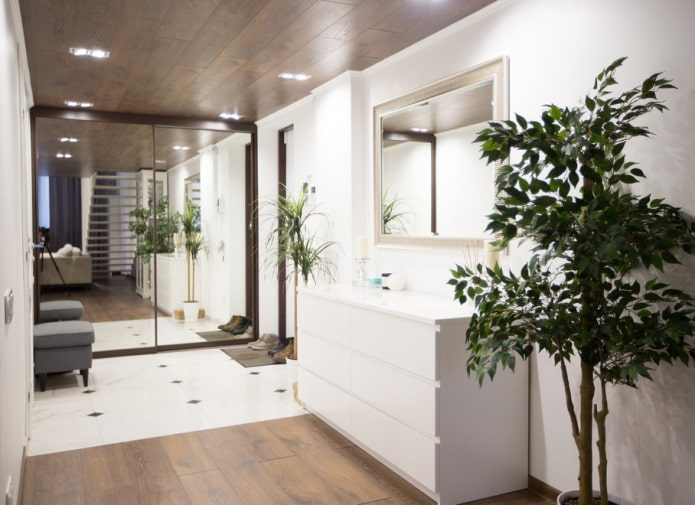 uma combinação de laminado e azulejos no interior